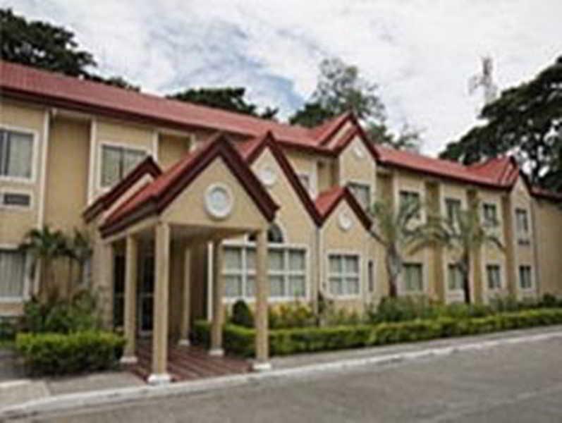 Microtel By Wyndham Tarlac Exterior foto